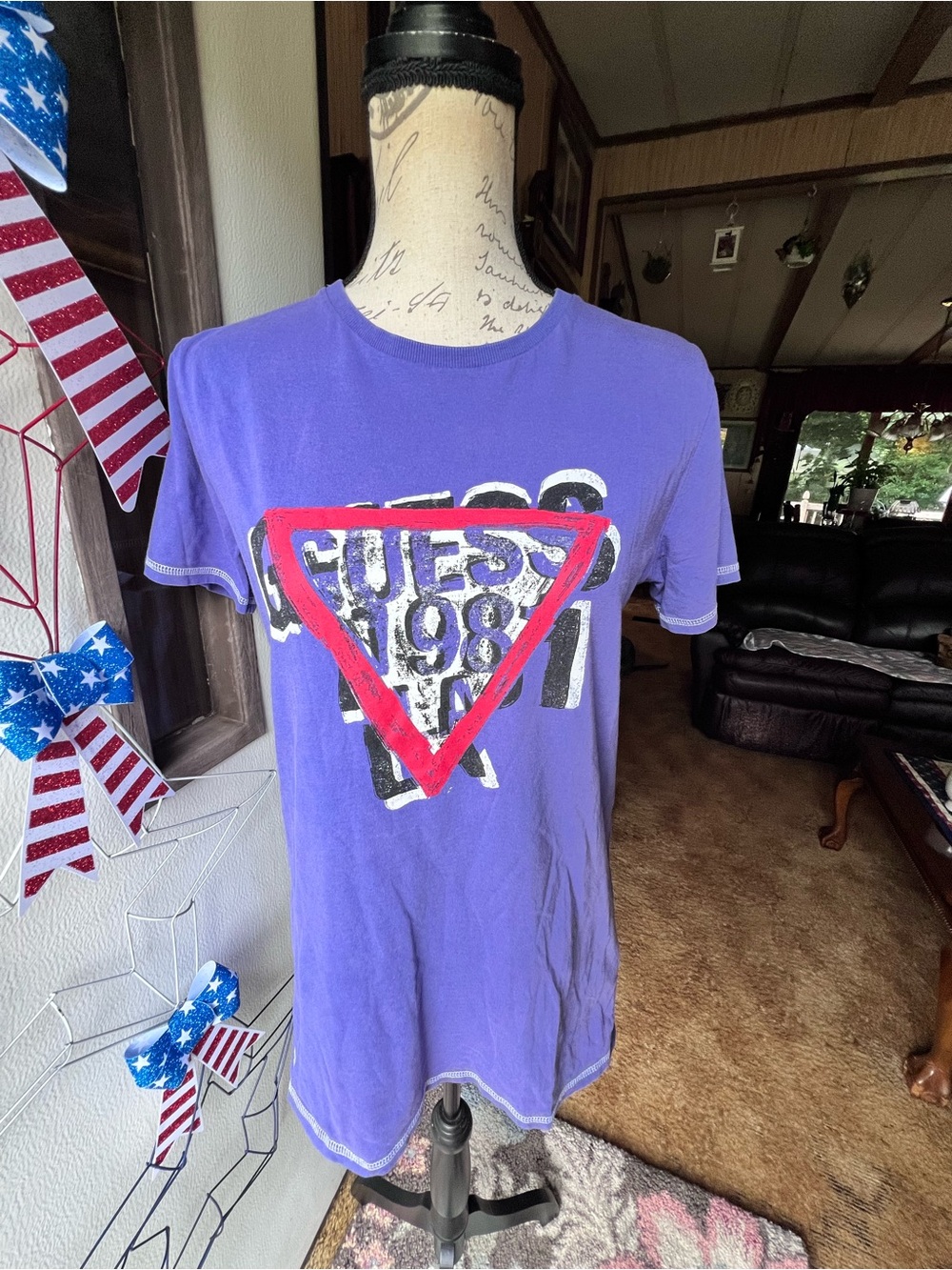 GUESS Jeans Classic Triangle Logo T-shirt women’s Y2K distressed purple.